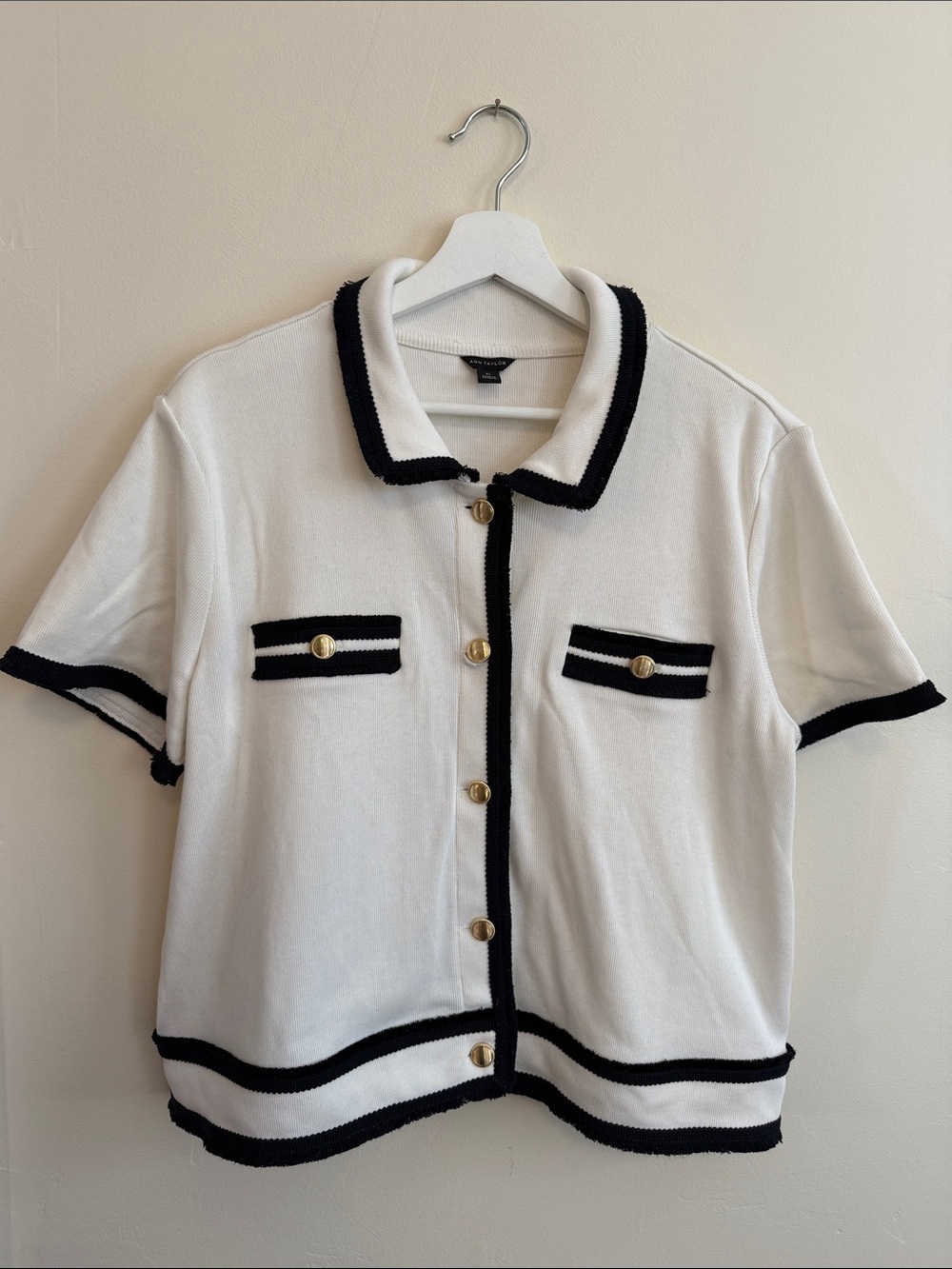 🐝 NWOT🐝 Ann Taylor Cream Short Sleeve Cardigan with Black Trim